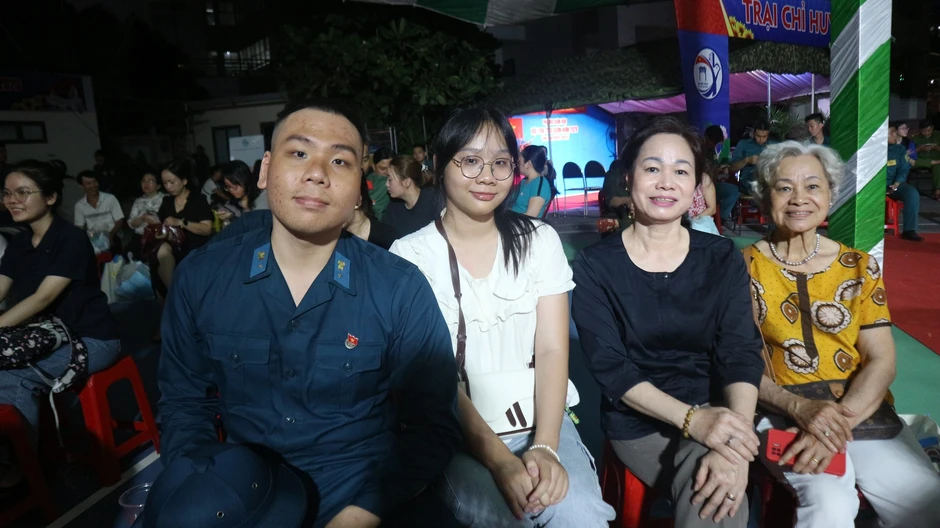Gác lại việc ổn định, tạm xa người yêu, người trẻ TP.HCM lên đường nhập ngũ Gác lại việc ổn định, tạm xa người yêu, người trẻ TP.HCM lên đường nhập ngũ