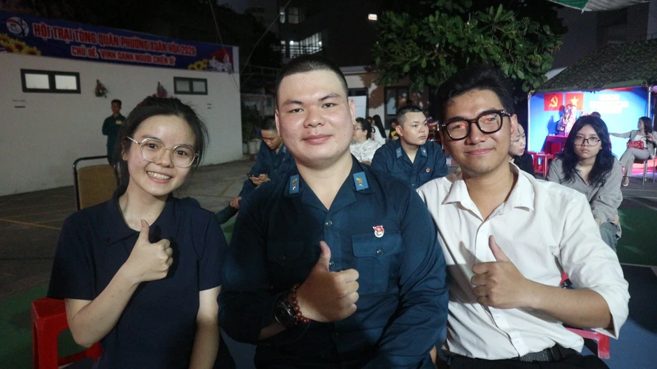 Gác lại việc ổn định, tạm xa người yêu, người trẻ TP.HCM lên đường nhập ngũ Gác lại việc ổn định, tạm xa người yêu, người trẻ TP.HCM lên đường nhập ngũ