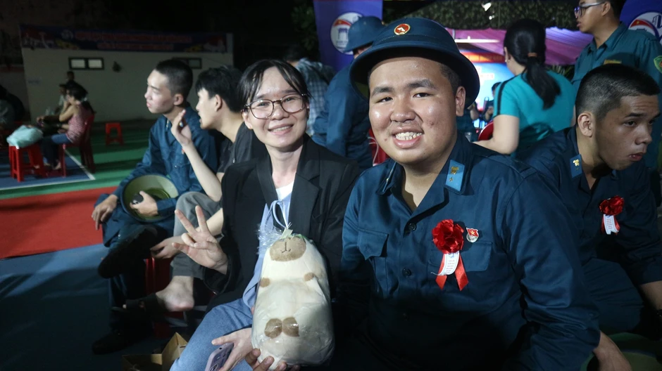 Gác lại việc ổn định, tạm xa người yêu, người trẻ TP.HCM lên đường nhập ngũ Gác lại việc ổn định, tạm xa người yêu, người trẻ TP.HCM lên đường nhập ngũ