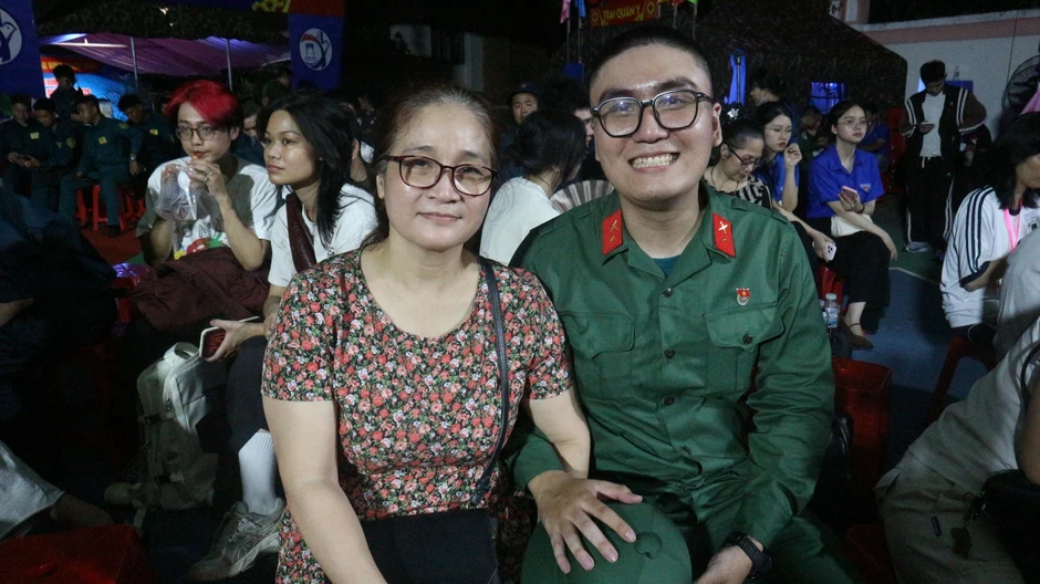 Gác lại việc ổn định, tạm xa người yêu, người trẻ TP.HCM lên đường nhập ngũ Gác lại việc ổn định, tạm xa người yêu, người trẻ TP.HCM lên đường nhập ngũ