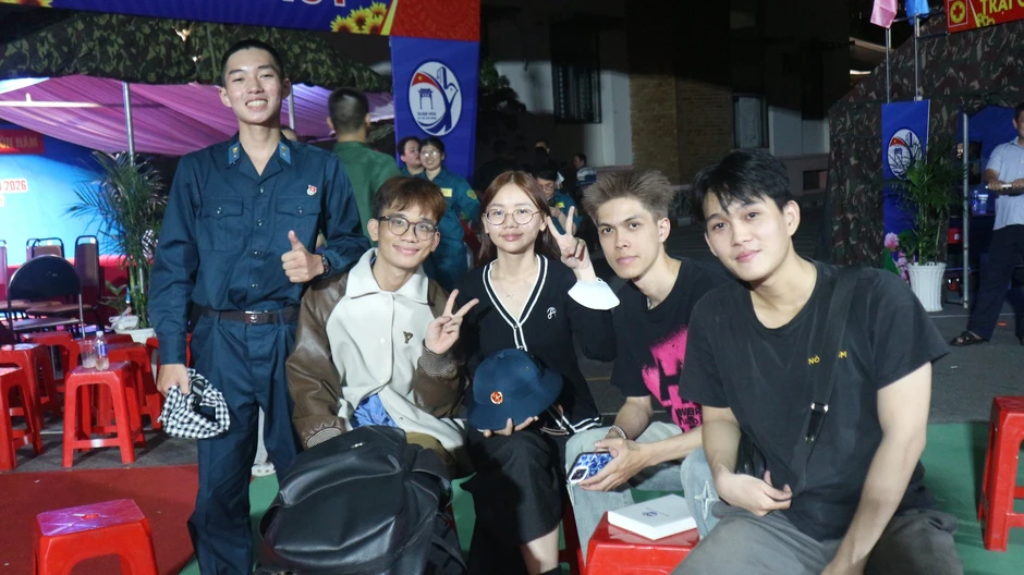 Gác lại việc ổn định, tạm xa người yêu, người trẻ TP.HCM lên đường nhập ngũ Gác lại việc ổn định, tạm xa người yêu, người trẻ TP.HCM lên đường nhập ngũ
