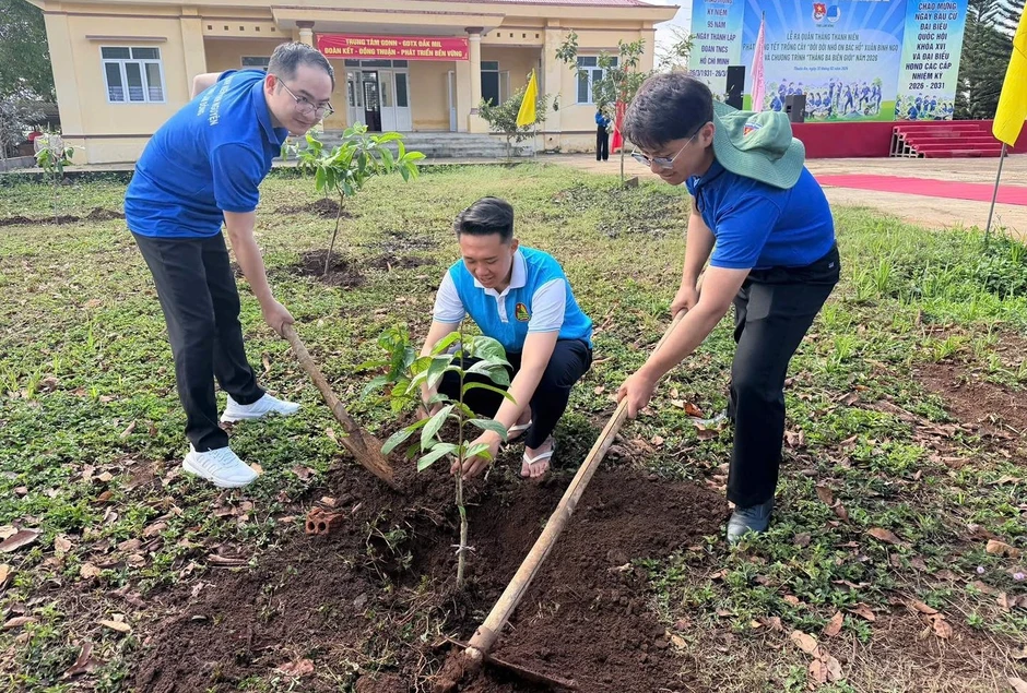 Gần 200 triệu đồng cho an sinh và thanh niên khởi nghiệp