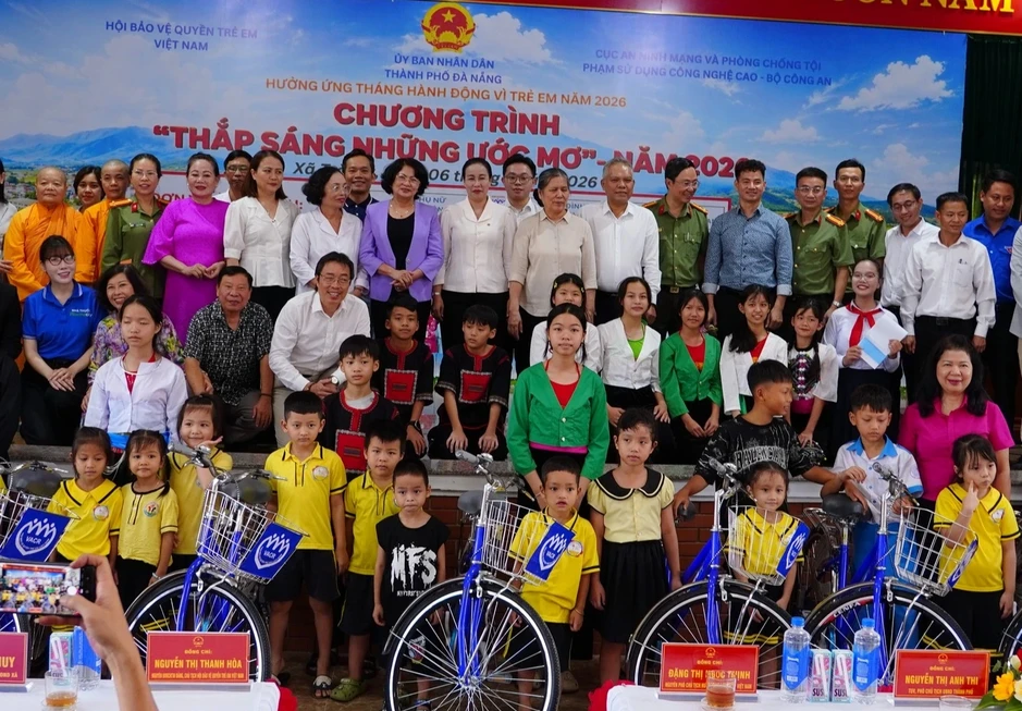 Gần 5 tỉ đồng tiếp sức trẻ em khó khăn, thắp sáng ước mơ kỷ nguyên số Gần 5 tỉ đồng tiếp sức trẻ em khó khăn, thắp sáng ước mơ kỷ nguyên số