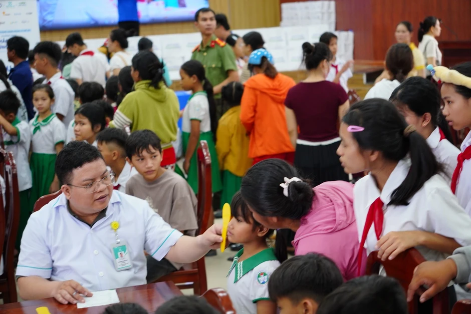 Gần 5 tỉ đồng tiếp sức trẻ em khó khăn, thắp sáng ước mơ kỷ nguyên số Gần 5 tỉ đồng tiếp sức trẻ em khó khăn, thắp sáng ước mơ kỷ nguyên số
