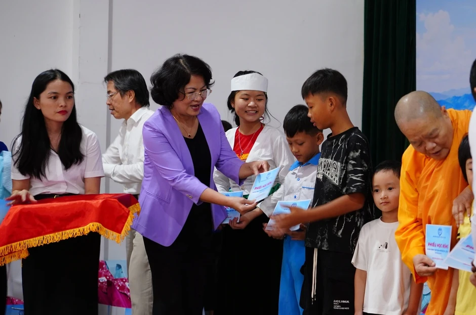Gần 5 tỉ đồng tiếp sức trẻ em khó khăn, thắp sáng ước mơ kỷ nguyên số Gần 5 tỉ đồng tiếp sức trẻ em khó khăn, thắp sáng ước mơ kỷ nguyên số