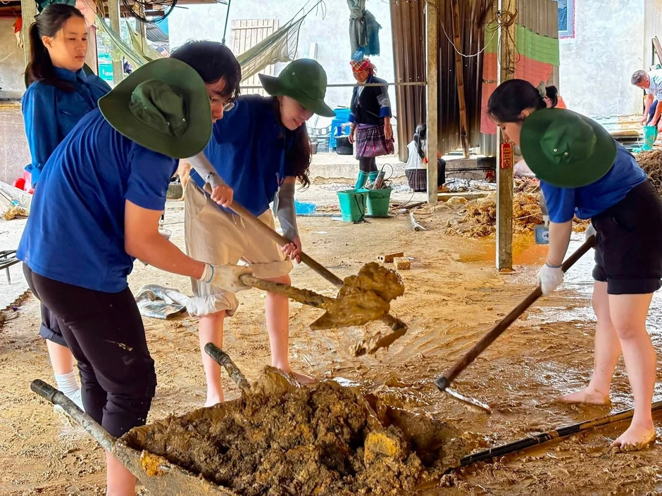 Gia sư áo xanh 'thắp sáng' vùng trời quê hương La Phu Khơ