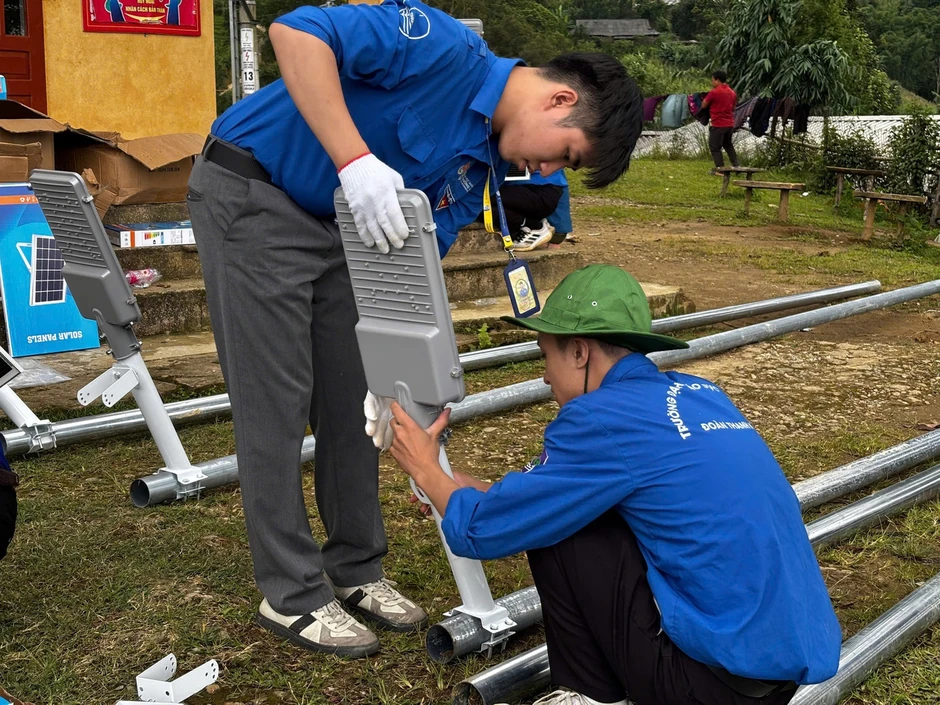 Gia sư áo xanh 'thắp sáng' vùng trời quê hương La Phu Khơ