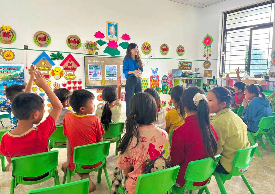 Gia sư áo xanh 'thắp sáng' vùng trời quê hương La Phu Khơ