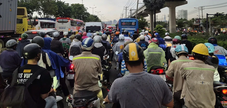 Giá xăng tăng, vượt 30.000 đồng/lít, người đi làm xa… thở dài Giá xăng tăng, vượt 30.000 đồng/lít, người đi làm xa… thở dài