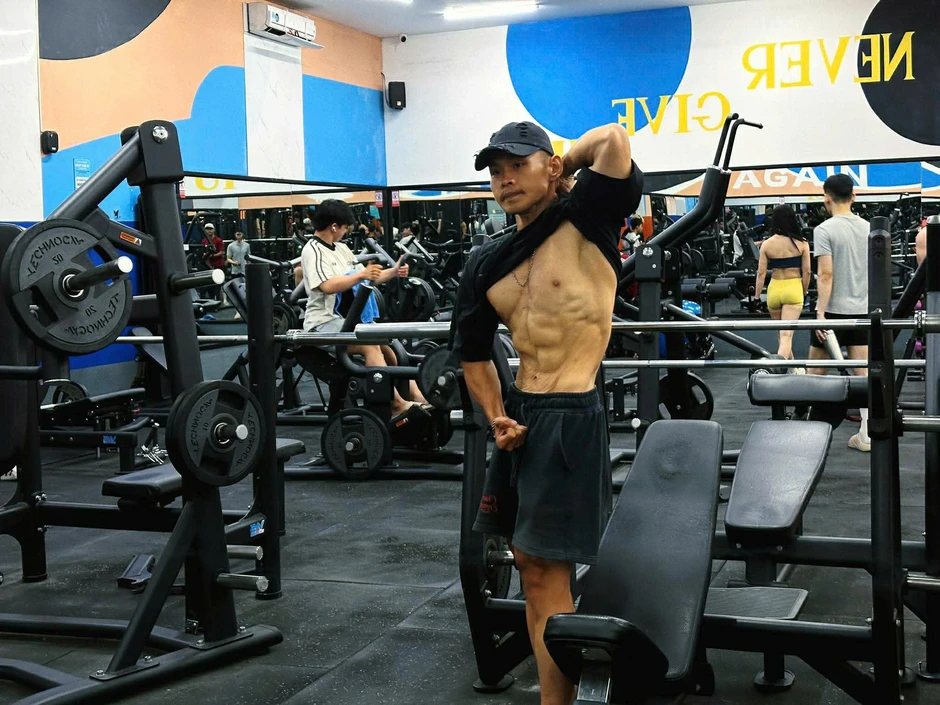 Giảm 57 kg trong 9 tháng, nhiếp ảnh gia có 6 múi nhờ tập thể hình
