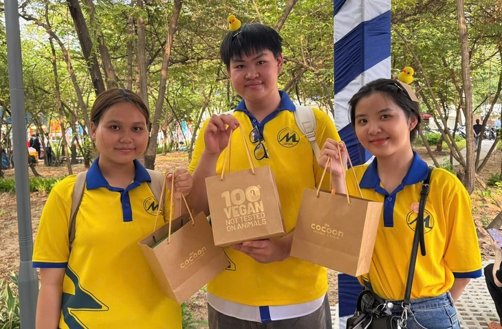 Gian hàng Việt Nam Xanh khơi gợi bạn trẻ bắt đầu từ những thay đổi nhỏ Gian hàng Việt Nam Xanh khơi gợi bạn trẻ bắt đầu từ những thay đổi nhỏ