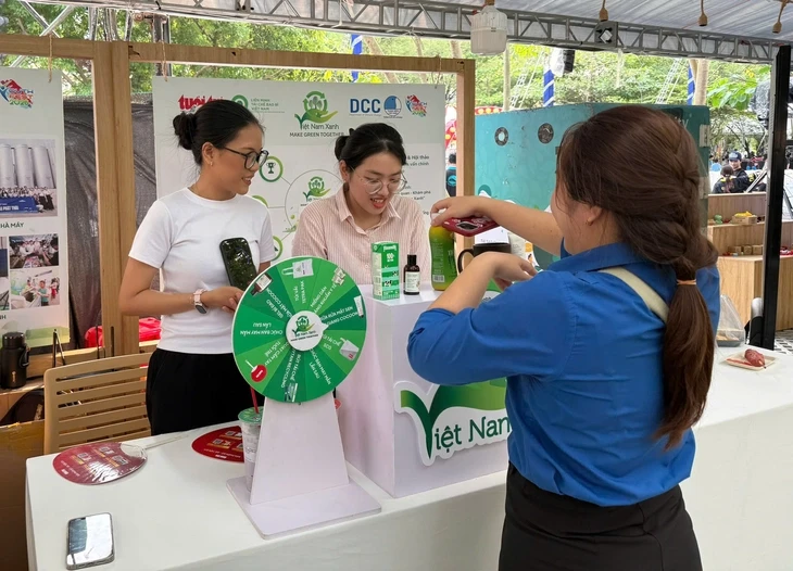 Gian hàng Việt Nam Xanh khơi gợi bạn trẻ bắt đầu từ những thay đổi nhỏ Gian hàng Việt Nam Xanh khơi gợi bạn trẻ bắt đầu từ những thay đổi nhỏ