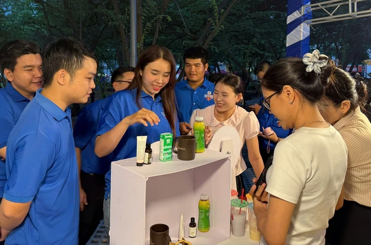Gian hàng Việt Nam Xanh khơi gợi bạn trẻ bắt đầu từ những thay đổi nhỏ Gian hàng Việt Nam Xanh khơi gợi bạn trẻ bắt đầu từ những thay đổi nhỏ