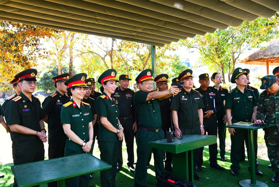 Giao lưu sĩ quan trẻ quân đội ba nước Việt Nam - Lào - Campuchia