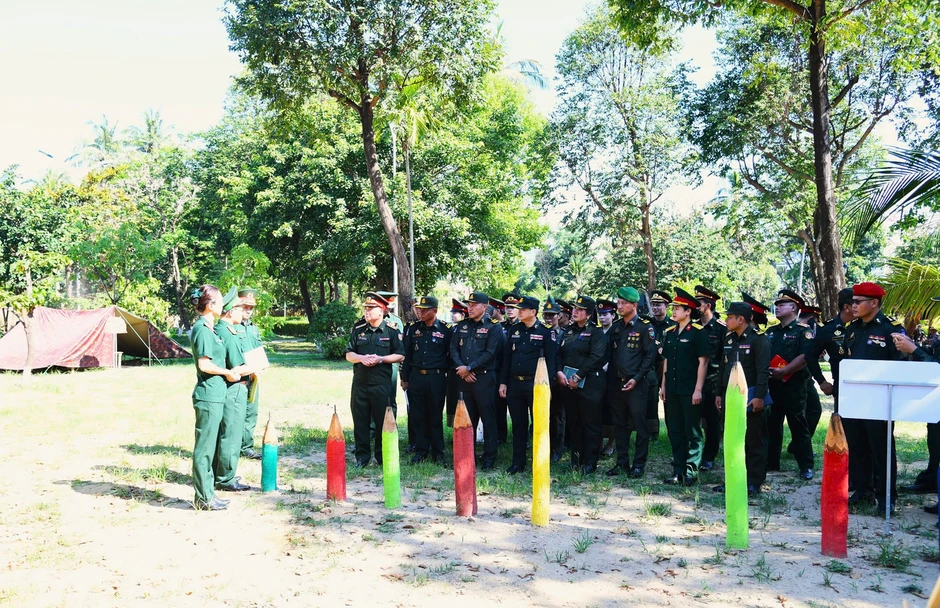 Giao lưu sĩ quan trẻ quân đội ba nước Việt Nam - Lào - Campuchia