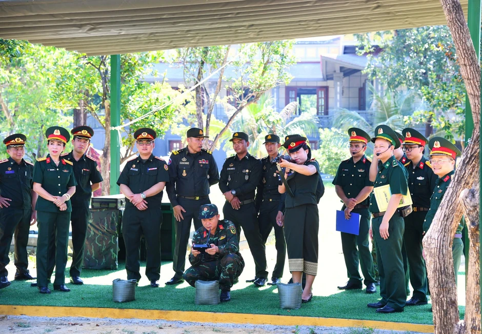 Giao lưu sĩ quan trẻ quân đội ba nước Việt Nam - Lào - Campuchia