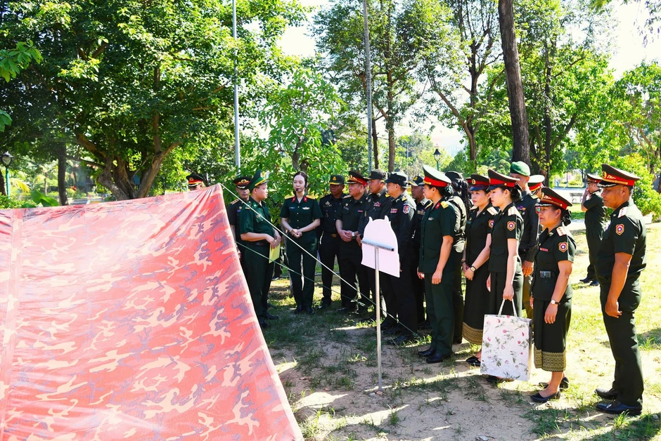 Giao lưu sĩ quan trẻ quân đội ba nước Việt Nam - Lào - Campuchia
