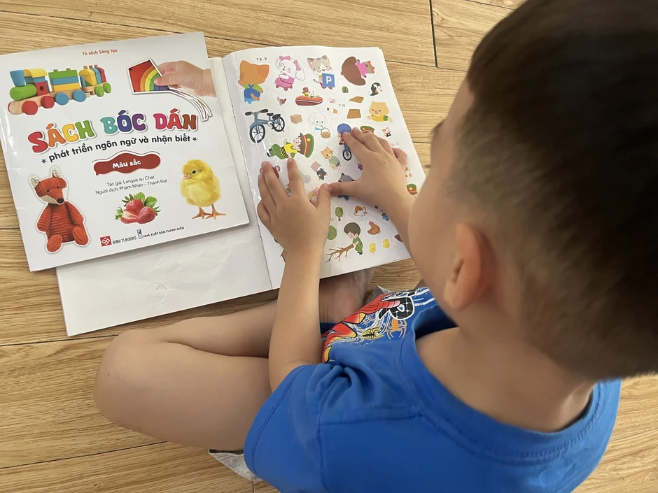 Giật mình với đồ trẻ chơi mỗi ngày: Sticker bạo lực đội lốt hình dễ thương