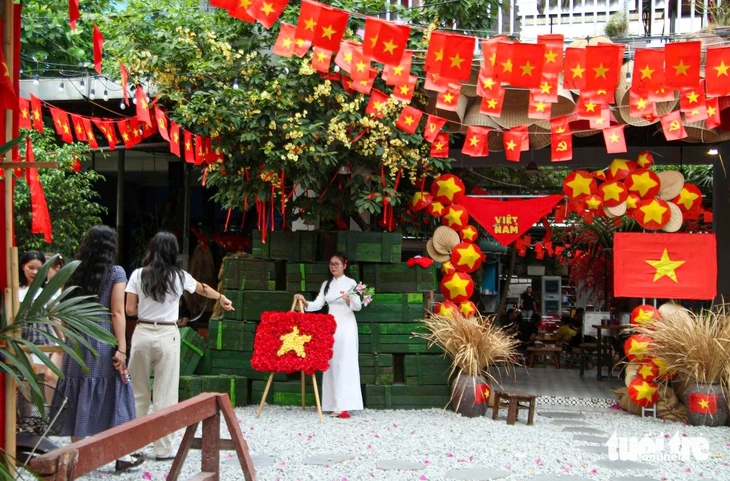 Giới trẻ Đà Nẵng nô nức diện áo dài, duyên dáng chụp ảnh chào mừng lễ 30-4 Giới trẻ Đà Nẵng nô nức diện áo dài, duyên dáng chụp ảnh chào mừng lễ 30-4