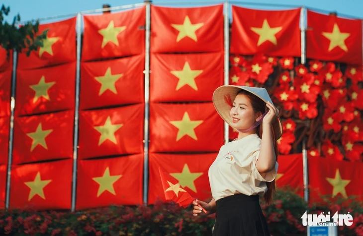 Giới trẻ Đà Nẵng nô nức diện áo dài, duyên dáng chụp ảnh chào mừng lễ 30-4 Giới trẻ Đà Nẵng nô nức diện áo dài, duyên dáng chụp ảnh chào mừng lễ 30-4