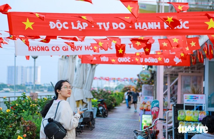 Giới trẻ Đà Nẵng nô nức diện áo dài, duyên dáng chụp ảnh chào mừng lễ 30-4 Giới trẻ Đà Nẵng nô nức diện áo dài, duyên dáng chụp ảnh chào mừng lễ 30-4