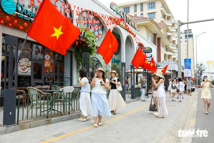 Giới trẻ Đà Nẵng nô nức diện áo dài, duyên dáng chụp ảnh chào mừng lễ 30-4 Giới trẻ Đà Nẵng nô nức diện áo dài, duyên dáng chụp ảnh chào mừng lễ 30-4