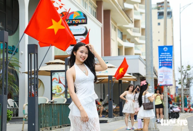 Giới trẻ Đà Nẵng nô nức diện áo dài, duyên dáng chụp ảnh chào mừng lễ 30-4 Giới trẻ Đà Nẵng nô nức diện áo dài, duyên dáng chụp ảnh chào mừng lễ 30-4