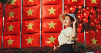 Giới trẻ Đà Nẵng nô nức diện áo dài, duyên dáng chụp ảnh chào mừng lễ 30-4