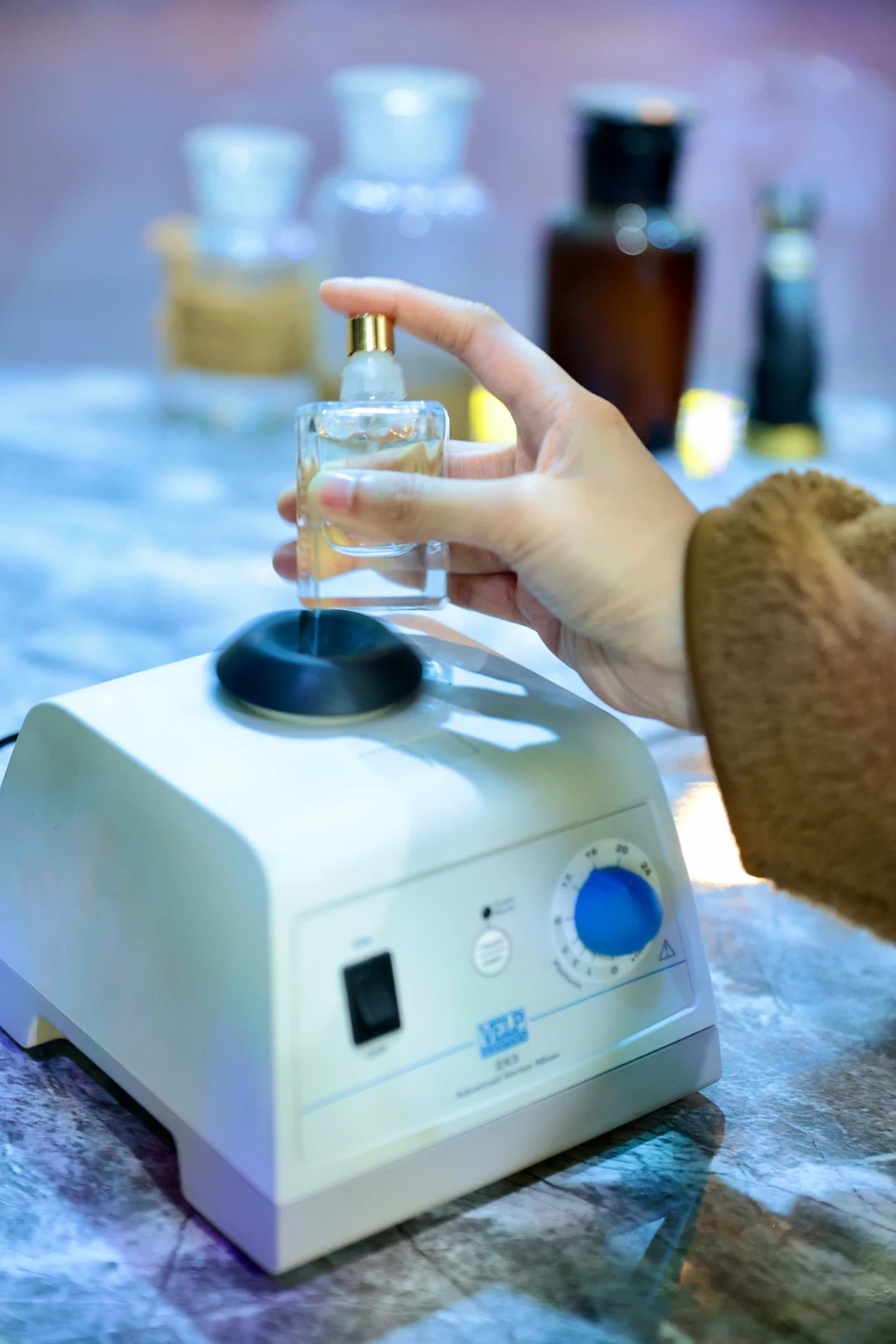 Giới trẻ Hà Nội rộ mốt tự pha chế nước hoa độc bản