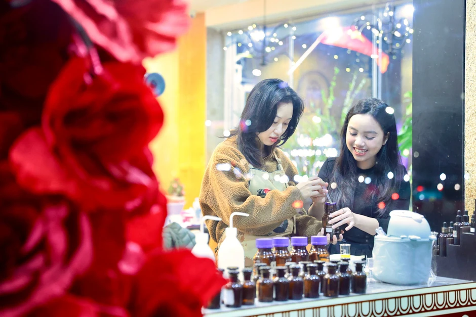 Giới trẻ Hà Nội rộ mốt tự pha chế nước hoa độc bản