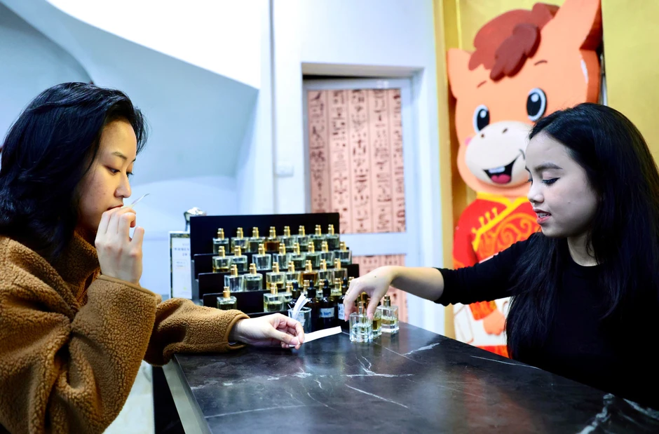 Giới trẻ Hà Nội rộ mốt tự pha chế nước hoa độc bản