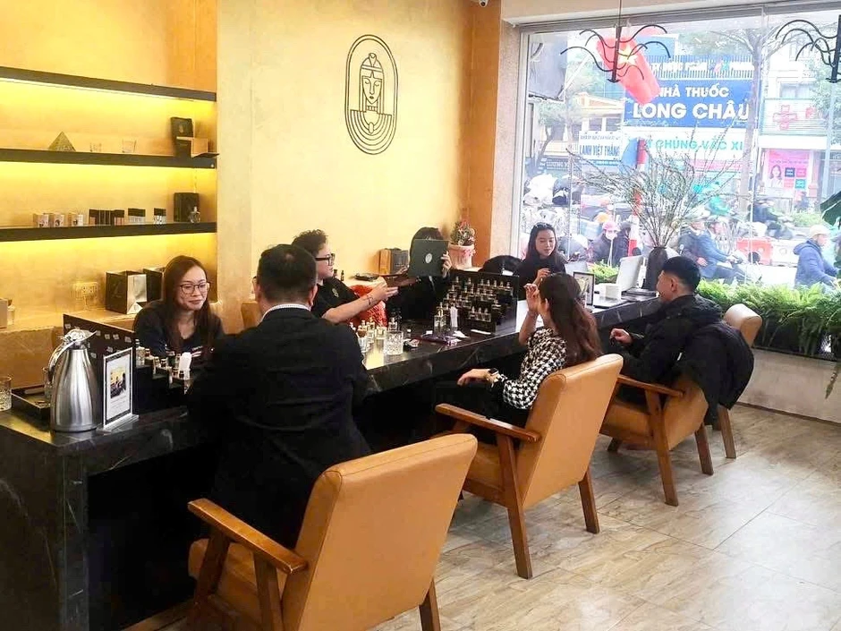 Giới trẻ Hà Nội rộ mốt tự pha chế nước hoa độc bản