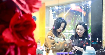 Giới trẻ Hà Nội rộ mốt tự pha chế nước hoa độc bản