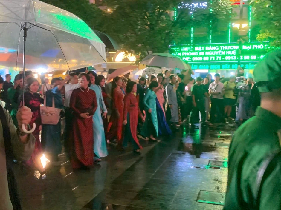 Giới trẻ háo hức check-in tại Lễ hội áo dài