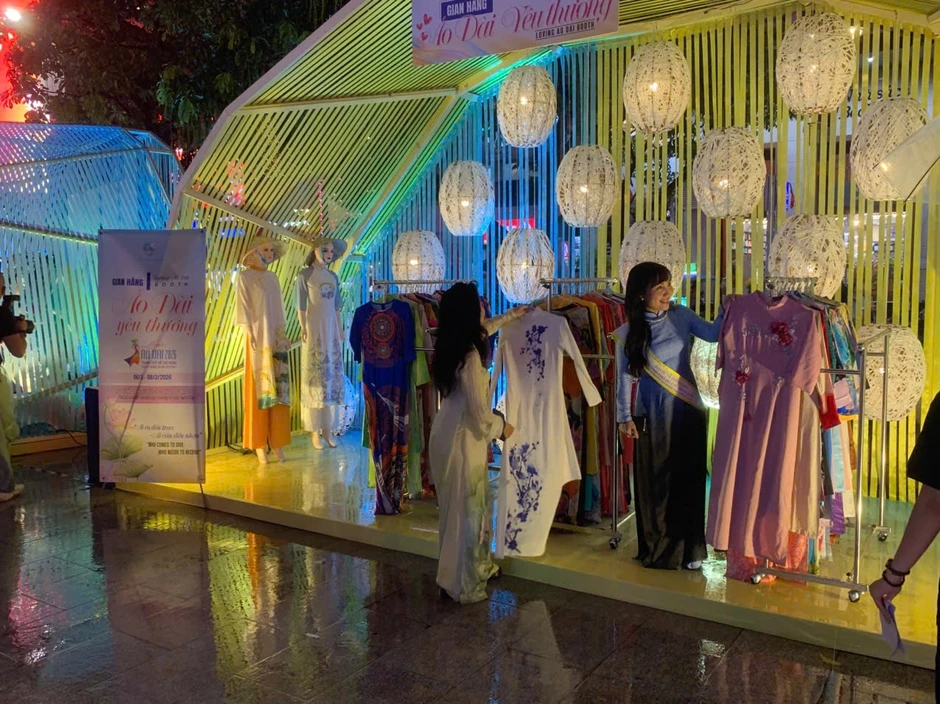 Giới trẻ háo hức check-in tại Lễ hội áo dài