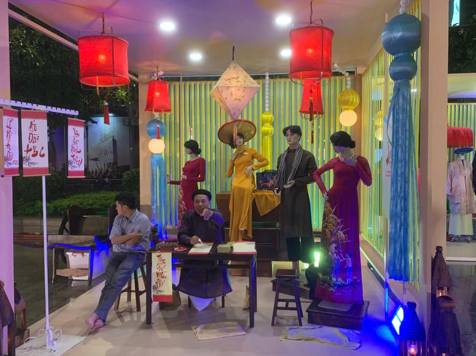 Giới trẻ háo hức check-in tại Lễ hội áo dài