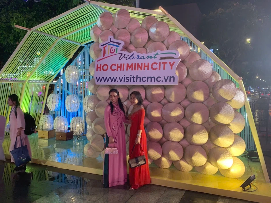 Giới trẻ háo hức check-in tại Lễ hội áo dài