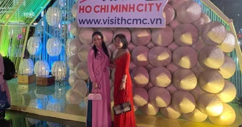 Giới trẻ háo hức check-in tại Lễ hội áo dài
