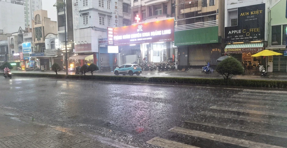 Giới trẻ rần rần vì cơn mưa đầu tiên sau bao ngày TP.HCM oi ả