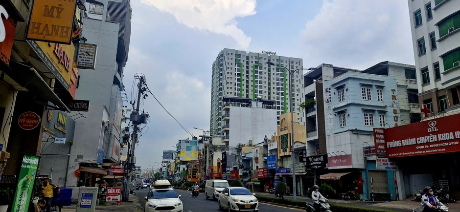 Giới trẻ rần rần vì cơn mưa đầu tiên sau bao ngày TP.HCM oi ả