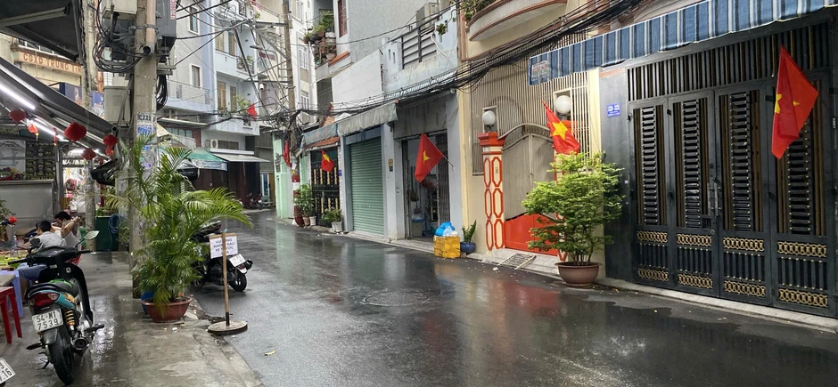 Giới trẻ rần rần vì cơn mưa đầu tiên sau bao ngày TP.HCM oi ả