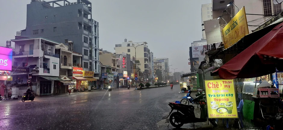 Giới trẻ rần rần vì cơn mưa đầu tiên sau bao ngày TP.HCM oi ả