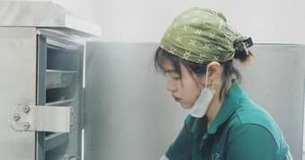 Góc khuất sau những phiên livestream triệu view