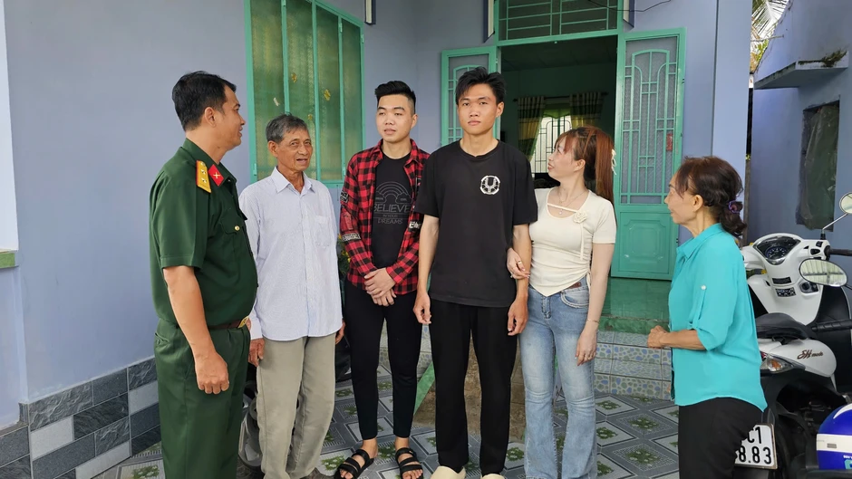 Hai anh em ruột 'gác' bằng kỹ sư, làm điều bất ngờ... Hai anh em ruột 'gác' bằng kỹ sư, làm điều bất ngờ...