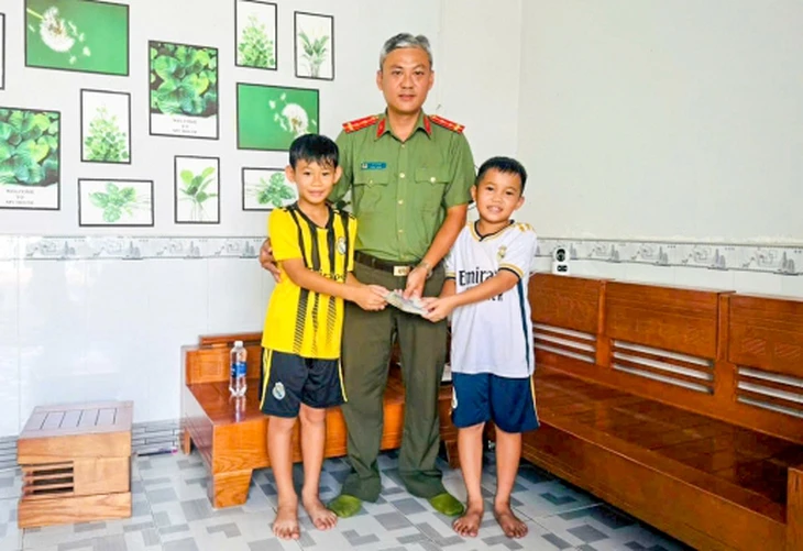 Hai học sinh lớp 4 nhặt được 20 triệu đồng mang giao nộp công an Hai học sinh lớp 4 nhặt được 20 triệu đồng mang giao nộp công an