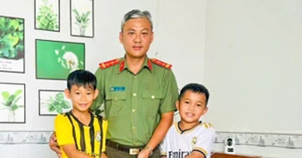 Hai học sinh lớp 4 nhặt được 20 triệu đồng mang giao nộp công an