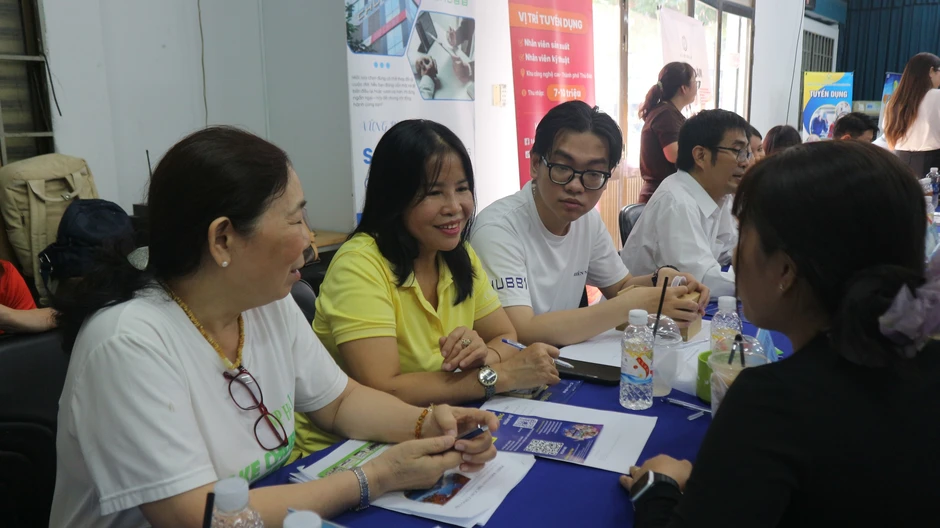 Hàng loạt việc làm cần tuyển gấp, thu nhập hơn 20 triệu đồng/tháng Hàng loạt việc làm cần tuyển gấp, thu nhập hơn 20 triệu đồng/tháng