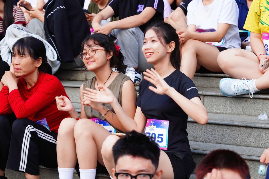 Hàng ngàn người trẻ dậy sớm tham gia chạy bộ Hàng ngàn người trẻ dậy sớm tham gia chạy bộ