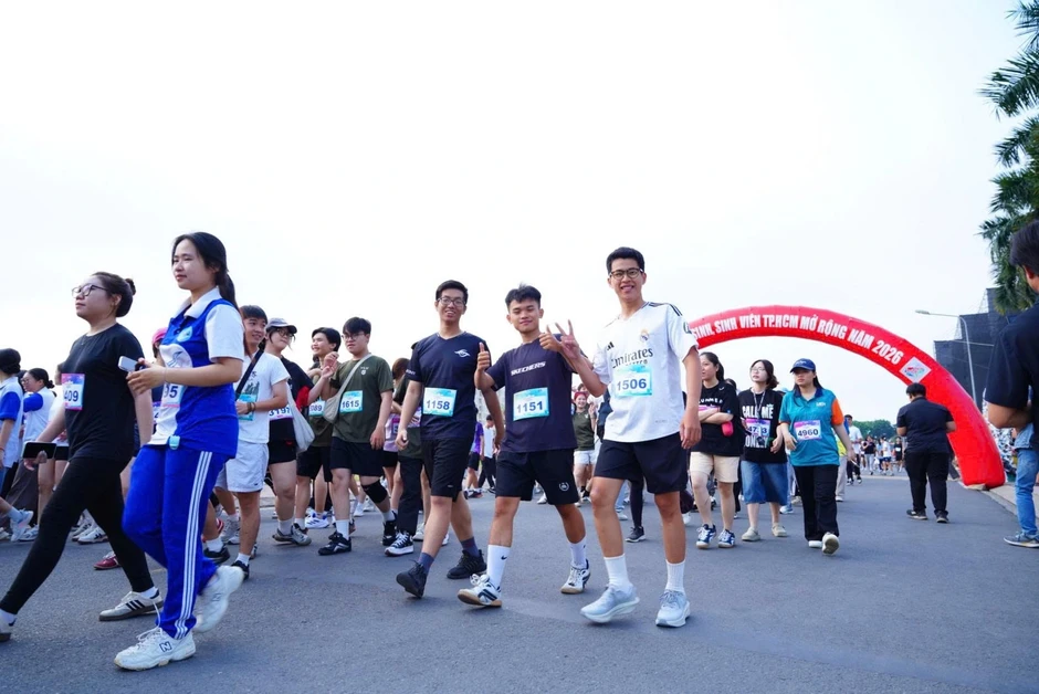 Hàng ngàn người trẻ dậy sớm tham gia chạy bộ Hàng ngàn người trẻ dậy sớm tham gia chạy bộ
