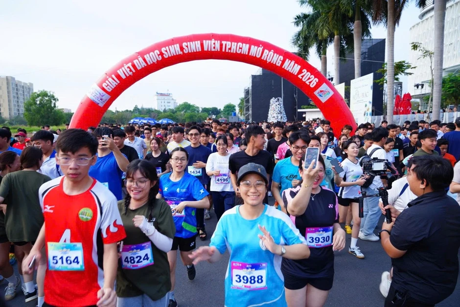 Hàng ngàn người trẻ dậy sớm tham gia chạy bộ Hàng ngàn người trẻ dậy sớm tham gia chạy bộ
